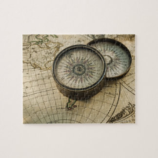 Antiker Kompass auf Karte Puzzle