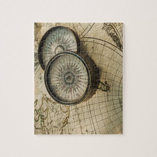 Antiker Kompass auf Karte Puzzle (Vertikal)