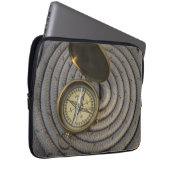 Antiker Kompass auf Segelboot-Plattform Laptopschutzhülle (Vorne Rechts)