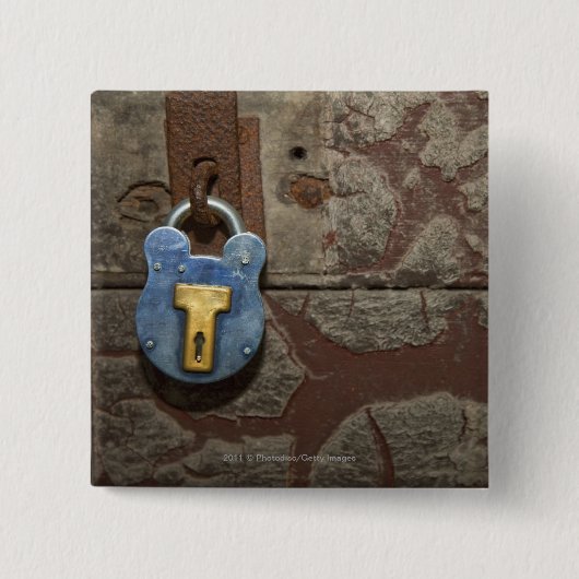 Antiker Metallverschluß auf Steinwand Button (Vorderseite)