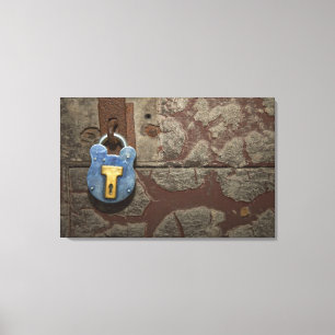 Antiker Metallverschluß auf Steinwand Leinwanddruck