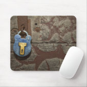 Antiker Metallverschluß auf Steinwand Mousepad (Mit Mouse)