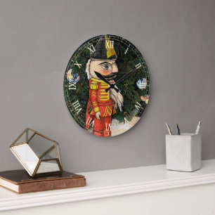 Antiker Nussknacker unter dem Weihnachtsbaum Große Wanduhr