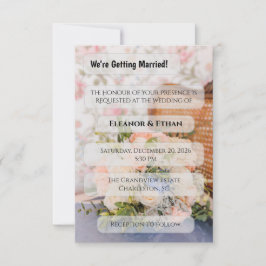 Antiker Rattan-Sessel Pfirsich & Blaue Blumenbouqu Einladung