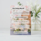 Antiker Rattan-Sessel Pfirsich & Blaue Blumenbouqu Einladung (Stehend Vorderseite)