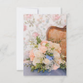 Antiker Rattan-Sessel Pfirsich & Blaue Blumenbouqu Einladung (Rückseite)