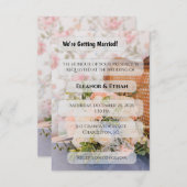 Antiker Rattan-Sessel Pfirsich & Blaue Blumenbouqu Einladung (Vorne/Hinten)