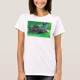 Antiker rostiger Lastwagen auf einer Wiese T-Shirt