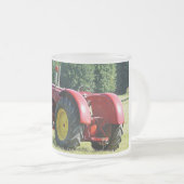 Antiker roter Ackerschlepper Mattglastasse (VorderseiteRechts)