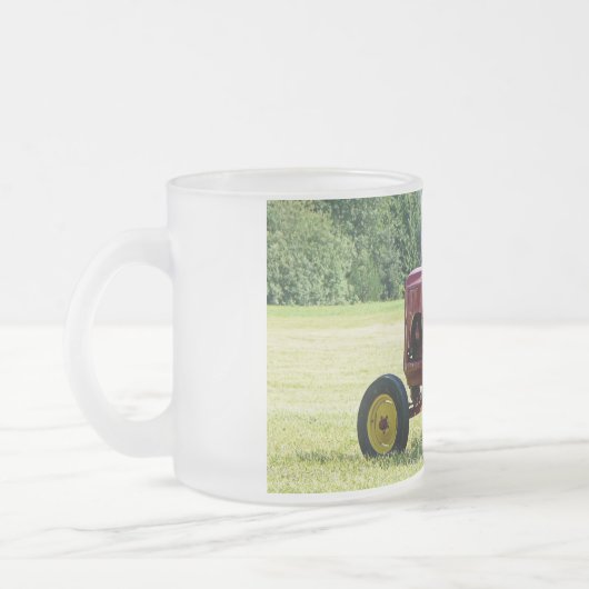 Antiker roter Ackerschlepper Mattglastasse (Links)