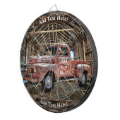 Antiker roter LKW im rustikalen Stall Dartscheibe (Vorderseite rechts)