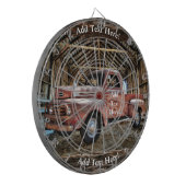 Antiker roter LKW im rustikalen Stall Dartscheibe (Vorderseite Links)