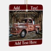 Antiker roter LKW im rustikalen Stall Keramikornament (Rechts)