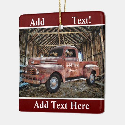 Antiker roter LKW im rustikalen Stall Keramikornament (Links)