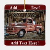 Antiker roter LKW im rustikalen Stall Keramikornament (Rückseite)