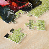 Antiker roter und gelber Traktor auf dem Gebiet Puzzle (Seite)