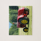 Antiker roter und gelber Traktor auf dem Gebiet Puzzle (Vertikal)