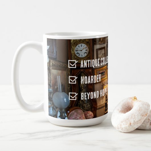 Antiker Sammler Hoarder Jenseits der Hoffnung Kaffeetasse (Mit Donut)