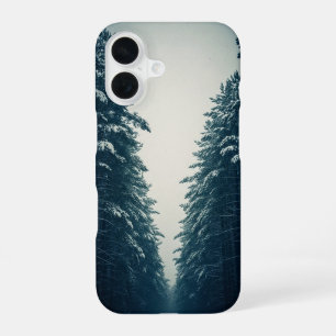 Antiker schneebedeckter Kiefernwald iPhone 16 Hülle
