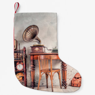 Antiker Stuhl, alte Schreibmaschine, Retro-Radio, Kleiner Weihnachtsstrumpf