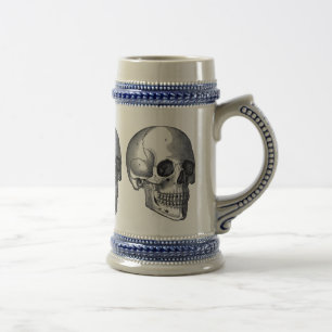 Antiker Totenkopf traditioneller deutscher Bierkru Bierglas