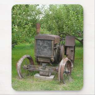 Antiker Traktor im Apfelhain Mousepad