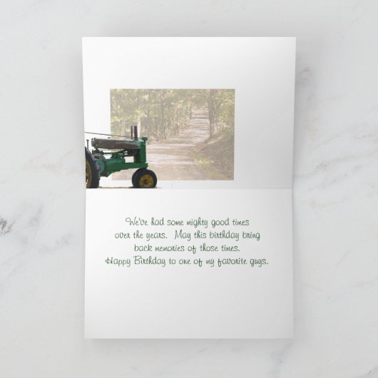 Antiker Traktor und alte Scheune fertigen es Karte (Innenseite)