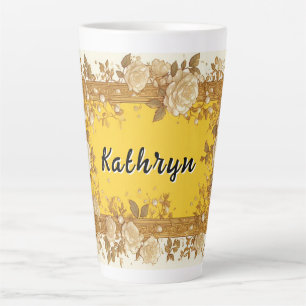 Antiker, verzierter Blumenrahmen mit cremefarbenen Milchtasse