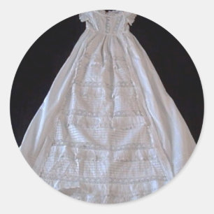 Antikes Ayrshire-Spitzen-Taufkleid Runder Aufkleber