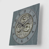 Antikes Bild eines Triskelion-Set auf walisischem Quadratische Wanduhr (Winkel)