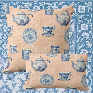 Antikes Blau-Weiß-Chinoiserie-Muster auf verblasst Kissen