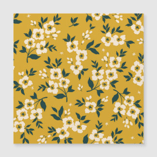 Antikes Blumenmuster, kleine weiße Blüten. Magnetkarte