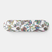 Antikes Blumenmuster Multi Color auf Weiß Skateboard (Horizontal)