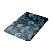 Antikes Blumenmuster Schwarz auf blau Badematte (Schrägansicht)