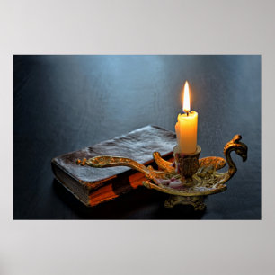Antikes Buch und eine brennende Kerze Poster
