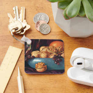 Antikes Essen, Walnüsse und Früchte in einer blaue Schlüsselanhänger