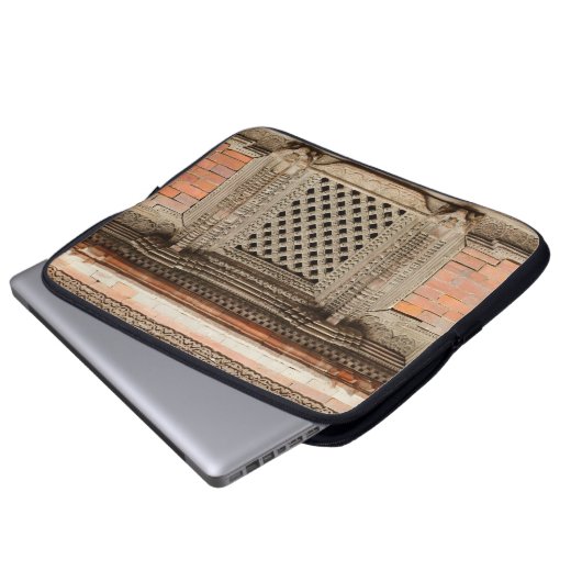 Antikes Fenster im Nasal Chowk Hof von Hanuman Laptopschutzhülle (Vorne Knopf)