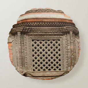 Antikes Fenster im Nasal Chowk Hof von Hanuman Rundes Kissen