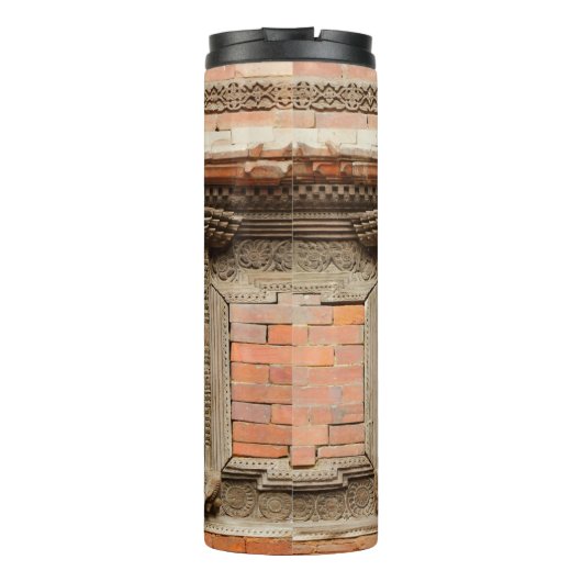 Antikes Fenster im Nasal Chowk Hof von Hanuman Thermosbecher (Rückseite)
