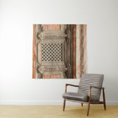 Antikes Fenster im Nasal Chowk Hof von Hanuman Wandteppich (Beispiel (Horizontal))