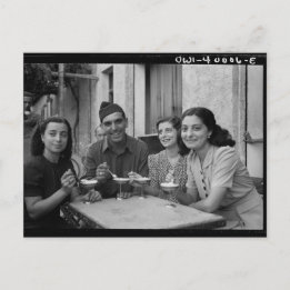 Antikes Foto von Menschen, die Eis essen Postkarte