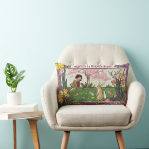 Antikes Kind auf einer Ostereiersuche mit Tieren Lendenkissen