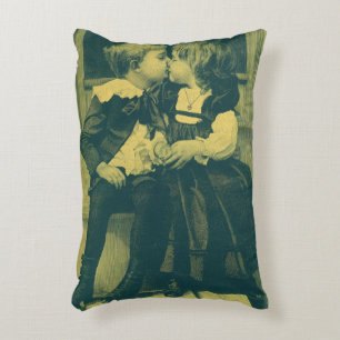 Antikes Liebes- und Romantikfoto, Kinder küssen si Dekokissen