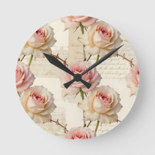 Antikes Schriftmuster mit blassrosa Rosen Runde Wanduhr