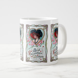 Antikes Valentinstag, elegante Frau in einem Herze Jumbo-Tasse