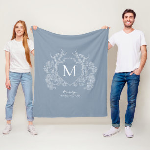 Antikes verstaubtes blaues florales Wappen-Monogra Fleecedecke
