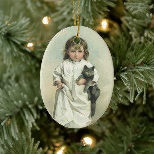 Antikes viktorianisches Mädchen in Nachthemd mit i Keramikornament