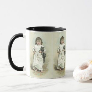 Antikes viktorianisches Mädchen in Nachthemd mit i Tasse