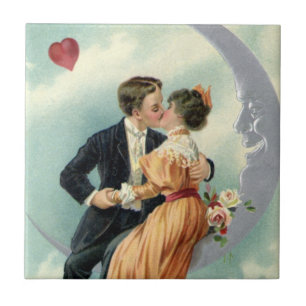 Antikes viktorianisches Paar küsst sich auf einer  Fliese