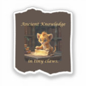 Antikes Wissen in Tiny Claws-Niedlichen Löwenstick Aufkleber (Vorderseite)